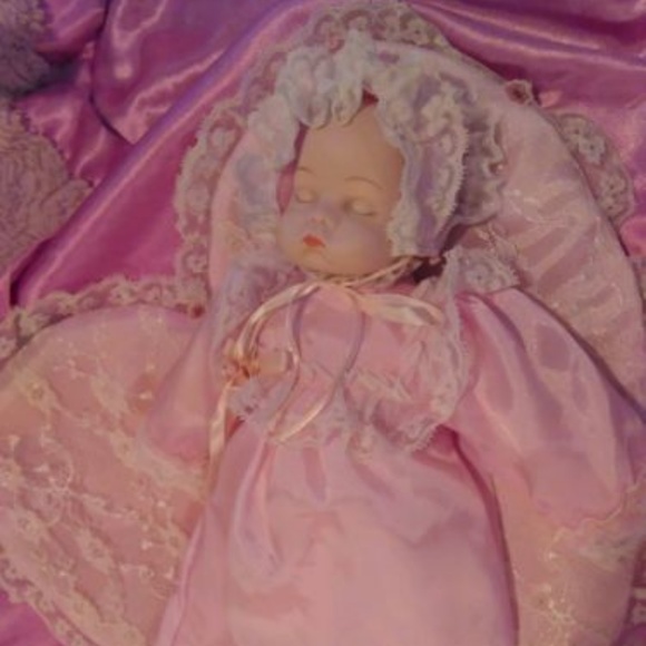 Sleeping Ceramic Baby Doll Dolly In Pink Gown Booties And Mittens Heart Pillow - Picture 2 of 8